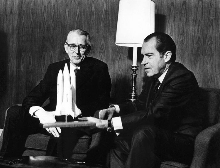 800px-President_Nixon_and_James_Fletcher_Discuss_the_Space_Shuttle_-_GPN-2002-000109
