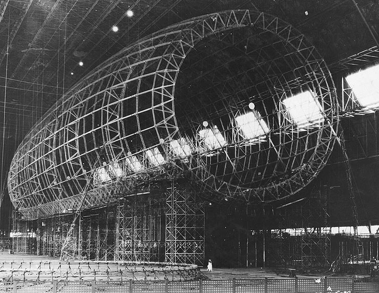 USS_Akron_under_construction,_nov_1930