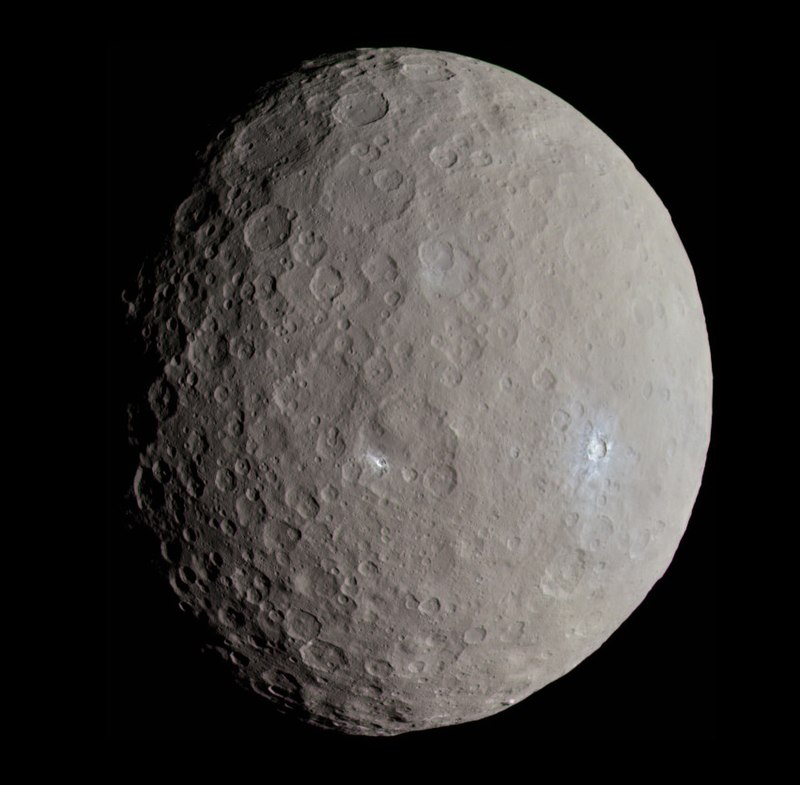 800px-Ceres_-_RC3_-_Haulani_Crater_(22381131691)_(cropped)