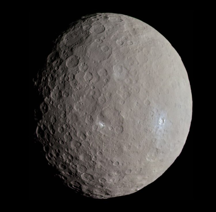 800px-Ceres_-_RC3_-_Haulani_Crater_(22381131691)_(cropped)