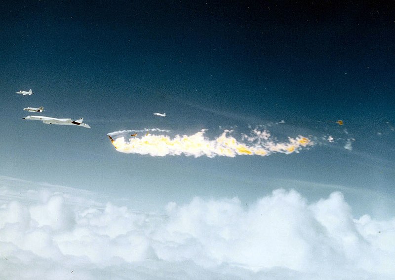 800px-North_American_XB-70A_Valkyrie_just_after_collision_061122-F-1234P-037